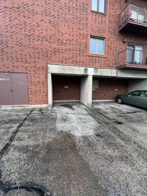 Exterior - 1302 E Washington St #B1, Des Plaines, IL 60016 photo 3 of 4