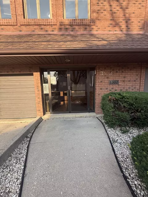 Exterior - 1302 E Washington St #B1, Des Plaines, IL 60016 photo 1 of 4
