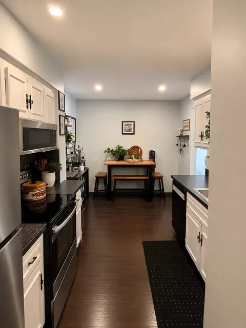 Kitchen - 1302 E Washington St #B1, Des Plaines, IL 60016 photo 3 of 3