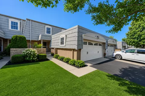 660 Versailles Cir #E, Elk Grove Village, IL 60007