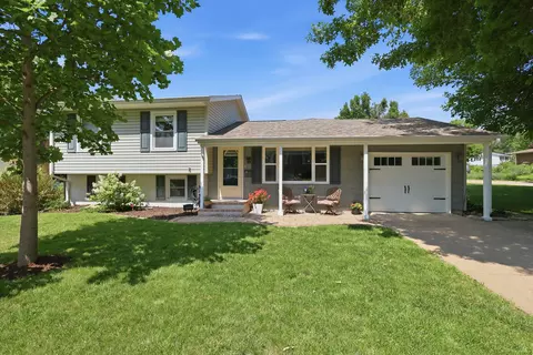 3128 Somerset Dr, Bettendorf, IA 52722
