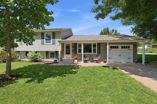 3128 Somerset Dr, Bettendorf, IA 52722