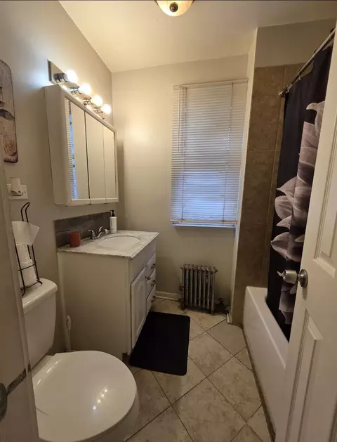 Bath - 7841 S Loomis Blvd, Chicago, IL 60620 photo 1 of 2