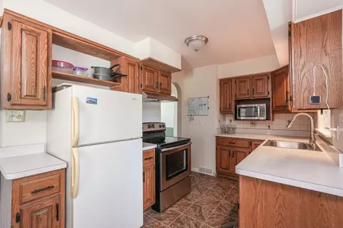 Kitchen - 1345 Inglesh Ave, Kankakee, IL 60901 photo 4 of 4