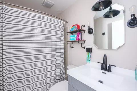 Bath - 1345 Inglesh Ave, Kankakee, IL 60901 photo 3 of 3