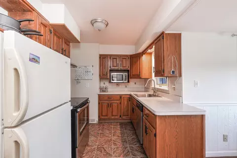 Kitchen - 1345 Inglesh Ave, Kankakee, IL 60901 photo 3 of 4