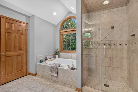 Bath - 2841 Emerald Dr, Ottawa, IL 61350 photo 3 of 5