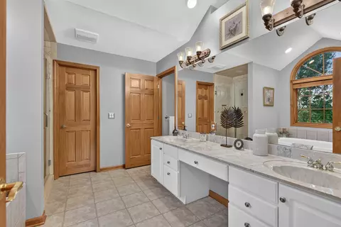 Bath - 2841 Emerald Dr, Ottawa, IL 61350 photo 2 of 5