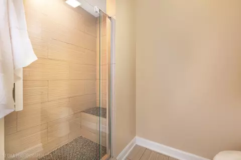 Bath - 2447 Pick Dr, Glenview, IL 60025 photo 3 of 4