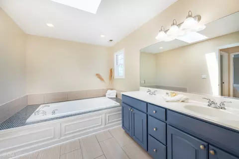 Bath - 2447 Pick Dr, Glenview, IL 60025 photo 2 of 4