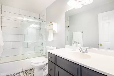 Bath - 2447 Pick Dr, Glenview, IL 60025 photo 4 of 4