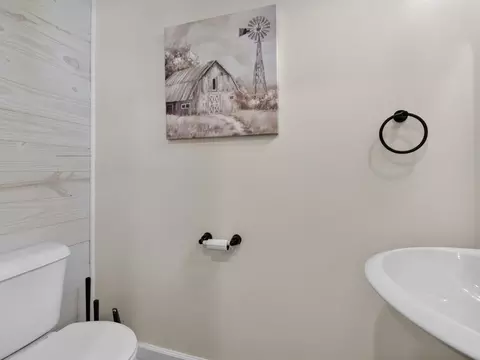 Bath - 1914 Eagle Dr, Morris, IL 60450 photo 1 of 4