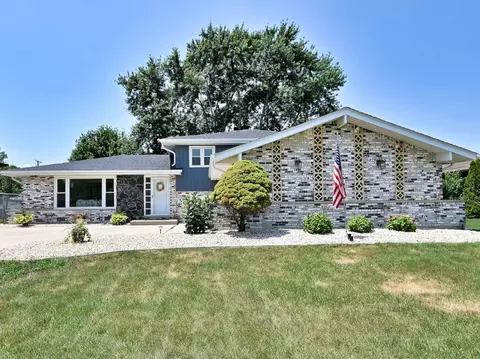 7014 Wilcox Ave, Darien, IL 60561
