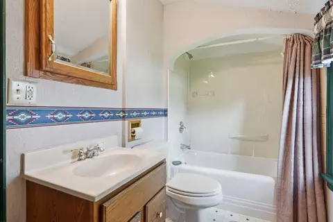 Bath - 511 27th Ave, Moline, IL 61265 photo 1 of 1