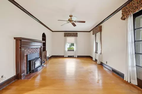 Living - 511 27th Ave, Moline, IL 61265 photo 3 of 4