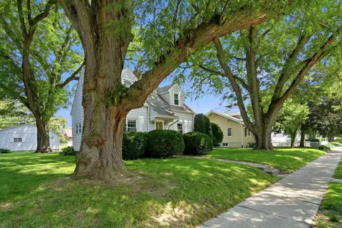 Exterior - 511 27th Ave, Moline, IL 61265 photo 3 of 5