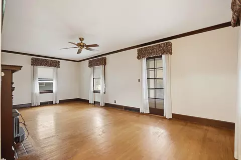 Living - 511 27th Ave, Moline, IL 61265 photo 2 of 4