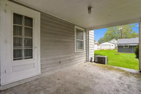 Exterior - 511 27th Ave, Moline, IL 61265 photo 6 of 9