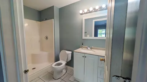 Bath - 568 Manor Pl, Aurora, IL 60506 photo 1 of 2