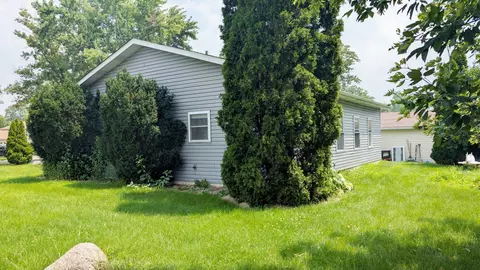 Exterior - 568 Manor Pl, Aurora, IL 60506 photo 3 of 4