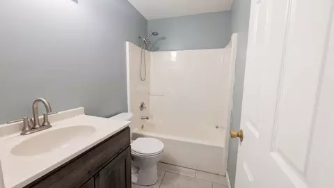 Bath - 568 Manor Pl, Aurora, IL 60506 photo 2 of 2