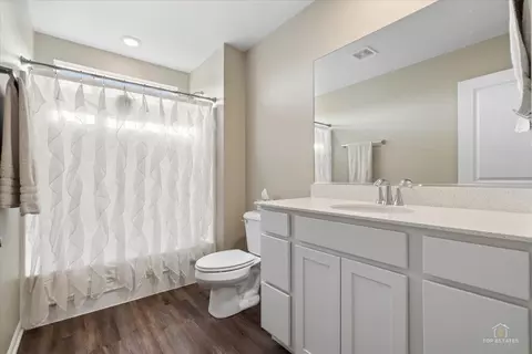 Bath - 3617 Emerald Rd, Elgin, IL 60124 photo 4 of 4