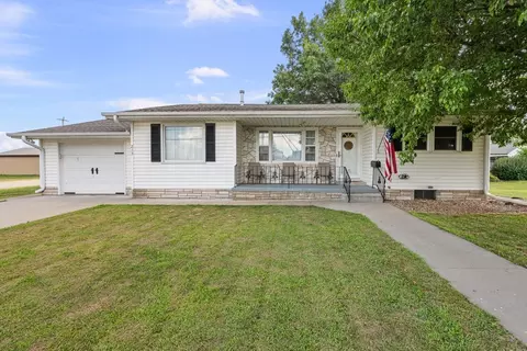 213 3rd Ave, Low Moor, IA 52757