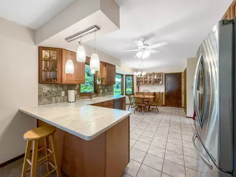 Kitchen - 829 Sutton Pl, Freeport, IL 61032 photo 2 of 4