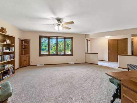 Living - 829 Sutton Pl, Freeport, IL 61032 photo 3 of 6
