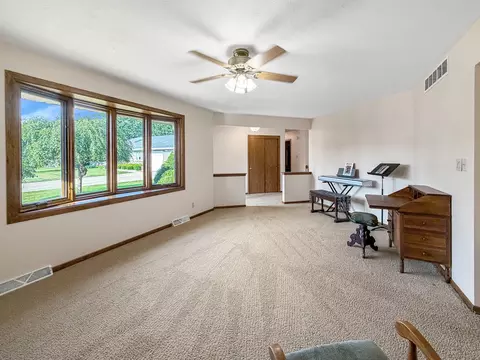 Living - 829 Sutton Pl, Freeport, IL 61032 photo 4 of 6