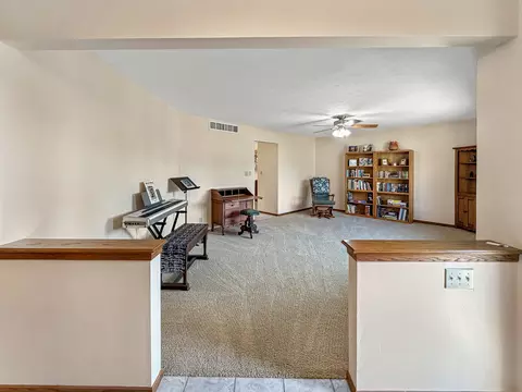 Living - 829 Sutton Pl, Freeport, IL 61032 photo 2 of 6