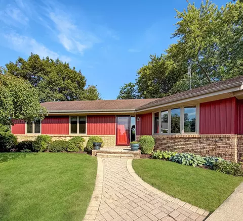 Exterior - 829 Sutton Pl, Freeport, IL 61032 photo 5 of 15