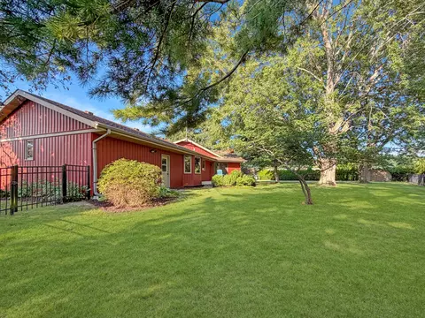 Exterior - 829 Sutton Pl, Freeport, IL 61032 photo 13 of 15