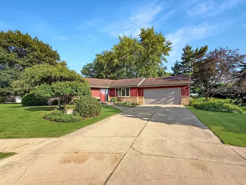 Exterior - 829 Sutton Pl, Freeport, IL 61032 photo 4 of 15