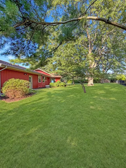 Exterior - 829 Sutton Pl, Freeport, IL 61032 photo 10 of 15