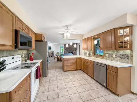 Kitchen - 829 Sutton Pl, Freeport, IL 61032 photo 1 of 4