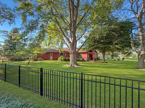 Exterior - 829 Sutton Pl, Freeport, IL 61032 photo 1 of 15