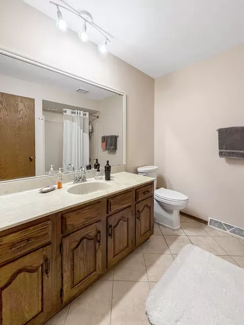 Bath - 829 Sutton Pl, Freeport, IL 61032 photo 2 of 3