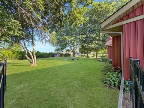 Exterior - 829 Sutton Pl, Freeport, IL 61032 photo 7 of 15