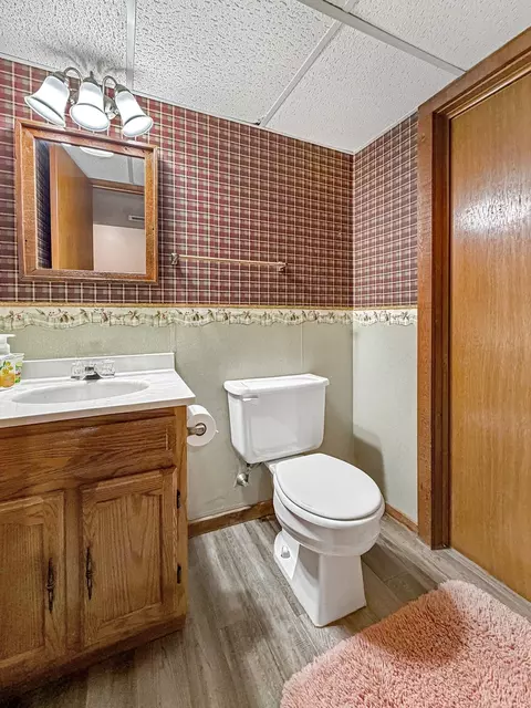 Bath - 829 Sutton Pl, Freeport, IL 61032 photo 3 of 3