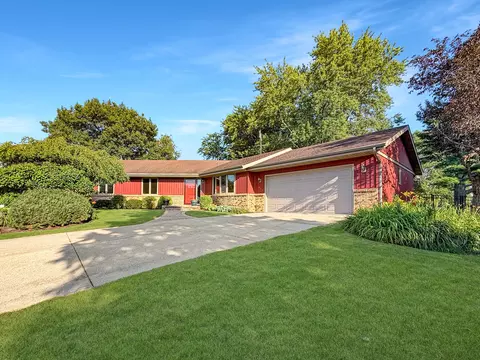 Exterior - 829 Sutton Pl, Freeport, IL 61032 photo 2 of 15