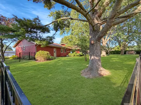 Exterior - 829 Sutton Pl, Freeport, IL 61032 photo 8 of 15