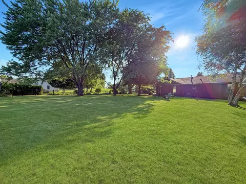 Exterior - 829 Sutton Pl, Freeport, IL 61032 photo 12 of 15