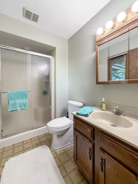Bath - 829 Sutton Pl, Freeport, IL 61032 photo 1 of 3