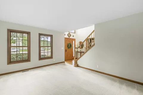 Living - 997 S Hampton Ct, Aurora, IL 60506 photo 3 of 8