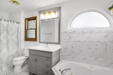 Bath - 997 S Hampton Ct, Aurora, IL 60506 photo 7 of 10