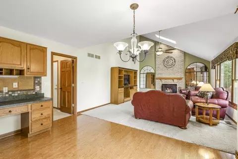 Living - 997 S Hampton Ct, Aurora, IL 60506 photo 5 of 8