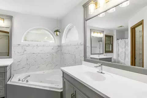 Bath - 997 S Hampton Ct, Aurora, IL 60506 photo 3 of 10
