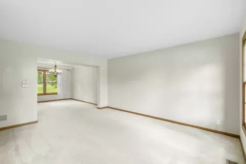 Living - 997 S Hampton Ct, Aurora, IL 60506 photo 1 of 8