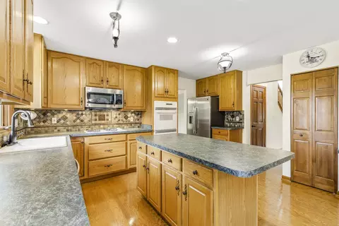 Kitchen - 997 S Hampton Ct, Aurora, IL 60506 photo 3 of 5
